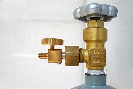 The fine adjustment valve (leak valve) PTFE